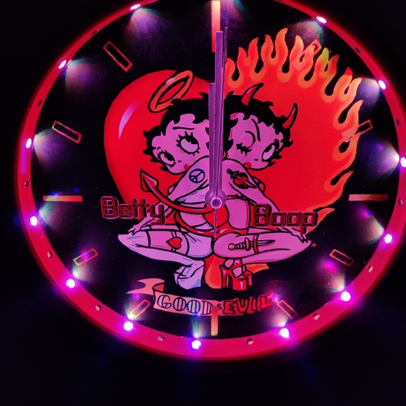 COPY - Betty Boop Good n Evil angel wall clock with led lights - Picture 5 of 14